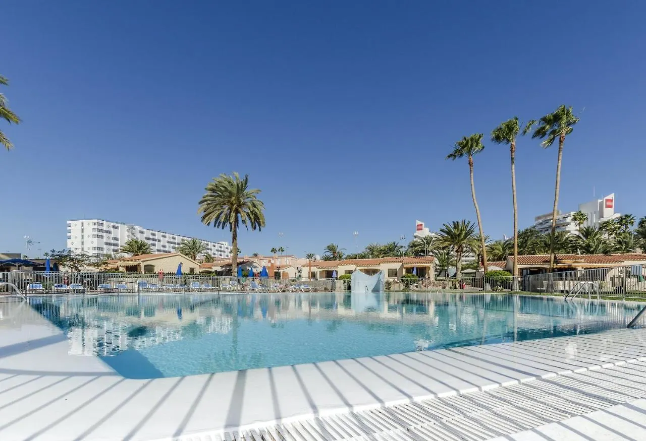 Playa del Inglés Bungalow: Shared Pool & Beach Proximity