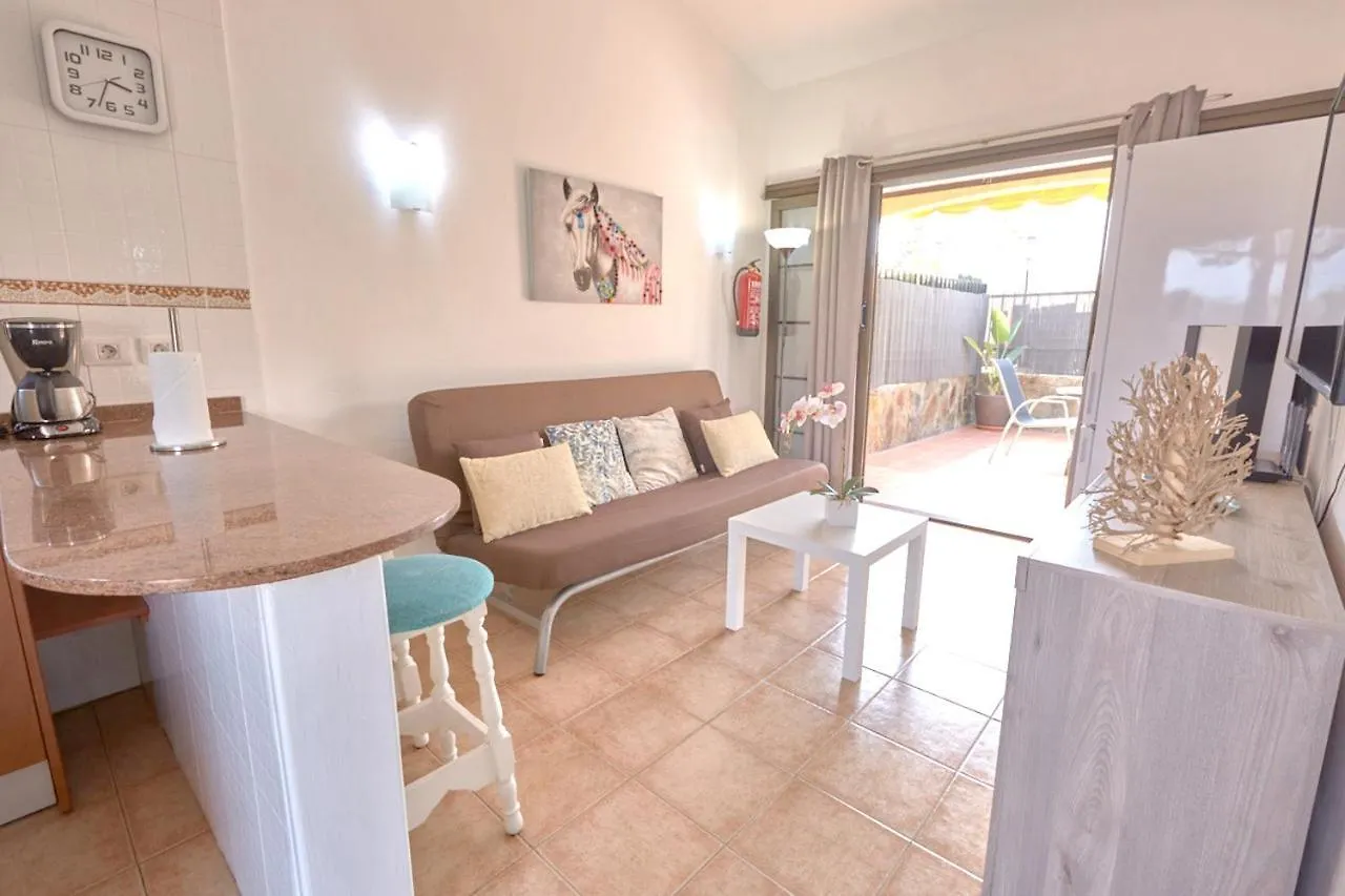 Playa del Inglés Bungalow: Shared Pool & Beach Proximity